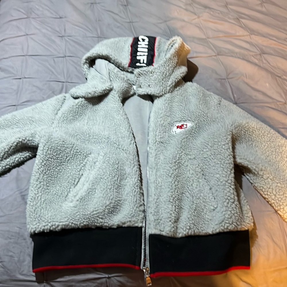 WEAR by Erin Andrews Gray chiefs Sherpa cropped jacked